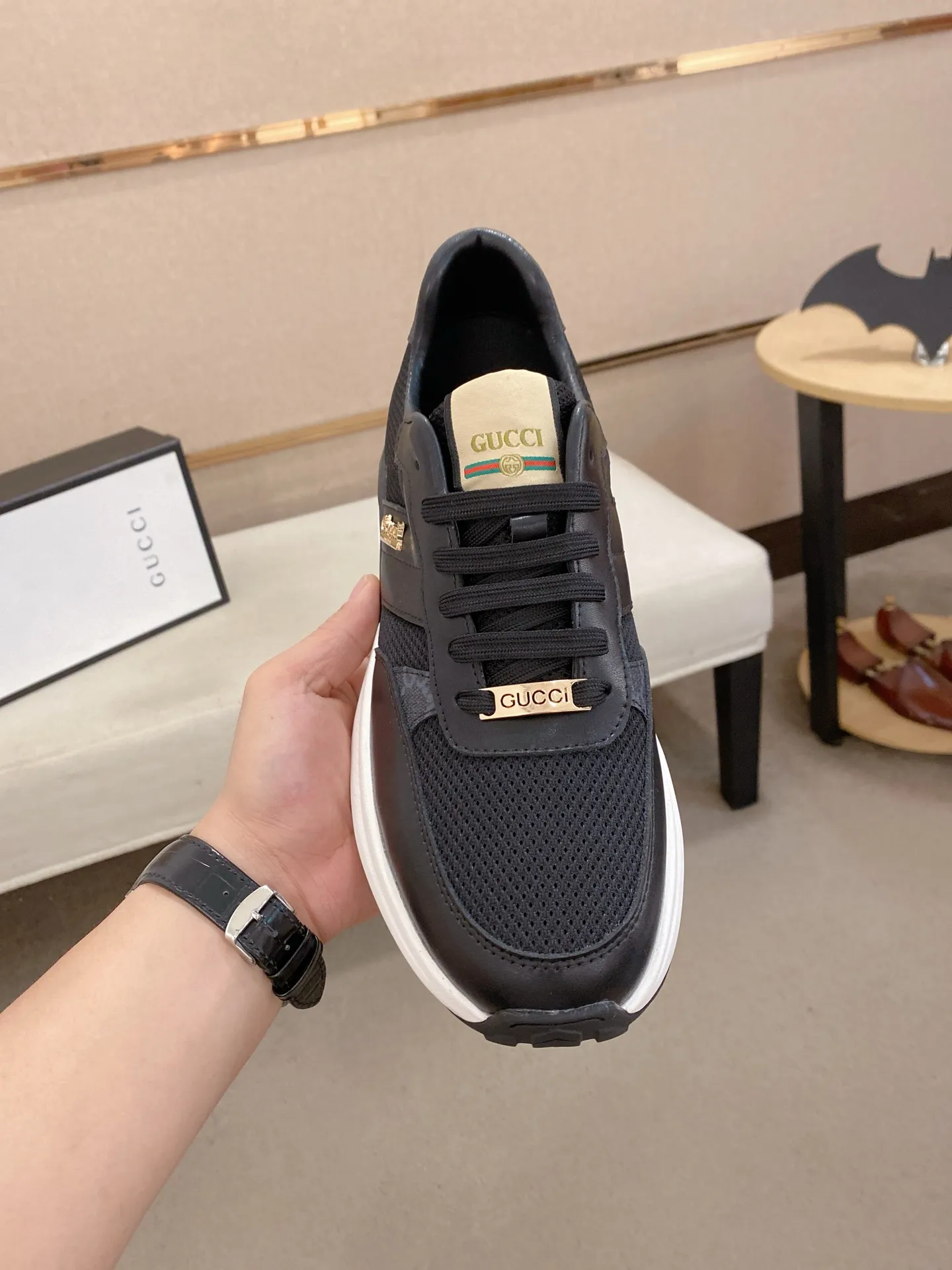 Men's shoes 💰 462💰The new GUCCI (Gucci) counters are launched simultaneously. The new men's shoes, 😘fabrics are selected from imported cowhide, and the lining is sheepskin lining. 👍🏿 High-end ☄️ air-cushion molded anti-slip rubber outsole, exquisite lines, simple and elegant, comfortable and high-end for leisure travel. Code number: 38 to 44 (45 can be customized and cannot be returned or exchanged)